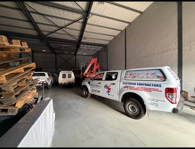 547M² WAREHOUSE TO LET IN STIKLAND INDUSTRIAL